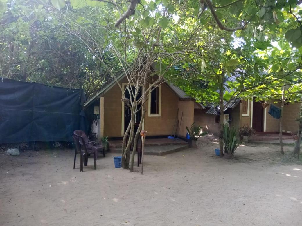 By The C' Cabanas Hikkaduwa Exterior foto